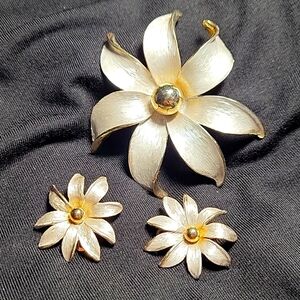 Brooch and matching flower shaped earrings (metal)